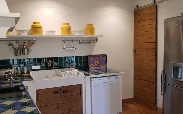 Domaine de Rhodes - Locations de Vacances / Vacation Rentals