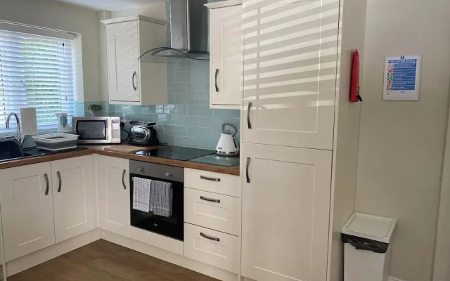 Modern 2-bed House and Parking Tibshelf Derbyshire