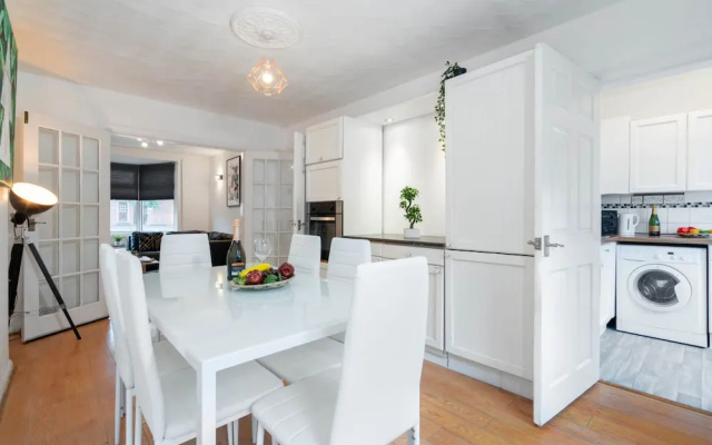 Stylish Three Bedroom House With Garden in Birmingham Suburb