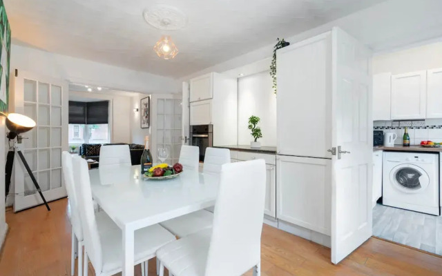 Stylish Three Bedroom House With Garden in Birmingham Suburb