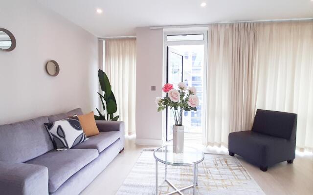 Luxurious Two Bed Two Bath with Balcony in Angel