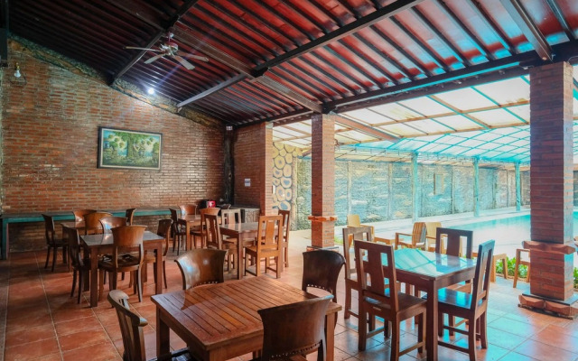 RedDoorz @ Savitri Hotel