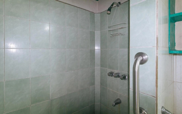 Broadway Court Apartelle
