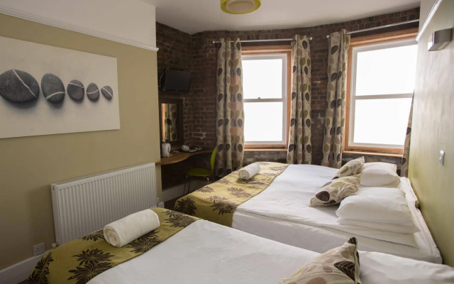 Cecil House Hotel