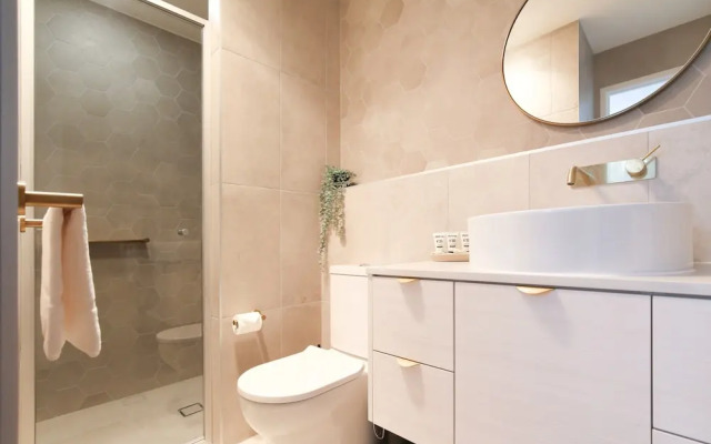 Glorious 2-bed With Waterside Balcony Views