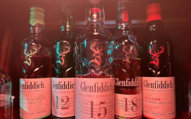 Ooters at The Mariner