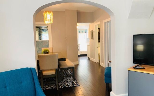 The Cottage! Chic Bungalow near Old Town Square!