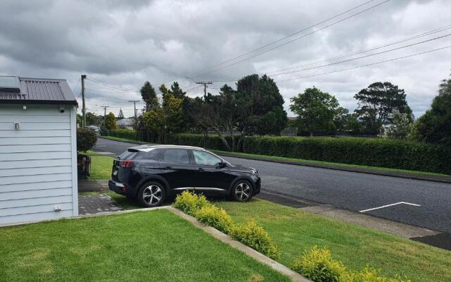 Retro on Queen, Papakura