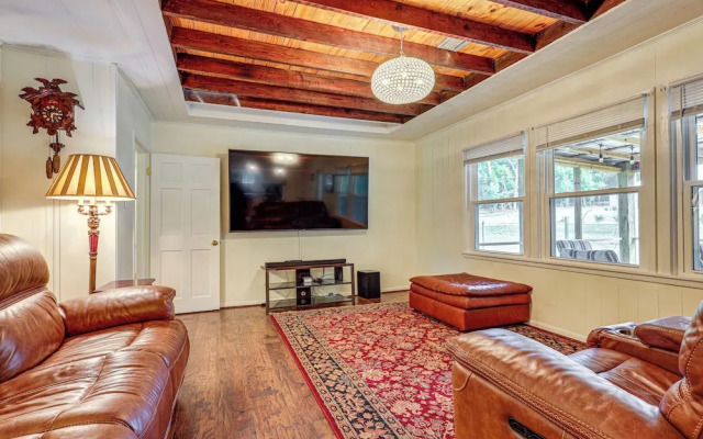 2 Mi to Fairhope Pier: Home w/ Large Yard!