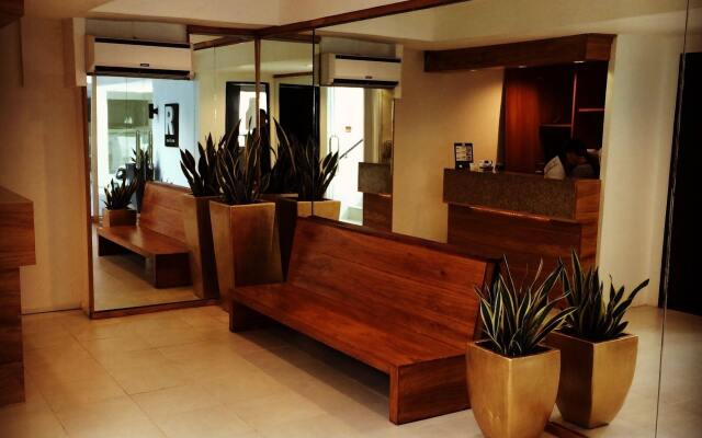 R Suites & Cafe