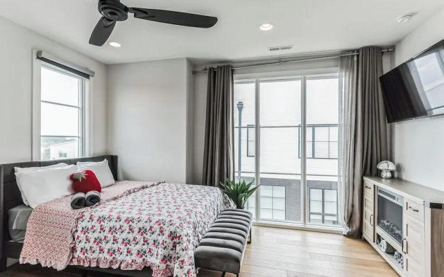 Chic Townhome for 10 W/rooftop