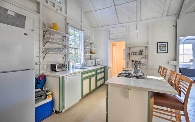 Cozy Stockbridge Cabin - Walk to Beach & Lake!