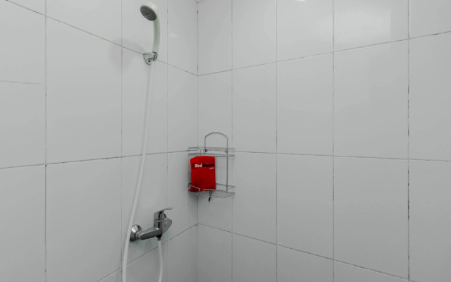 RedDoorz Plus @ Pasar Baru