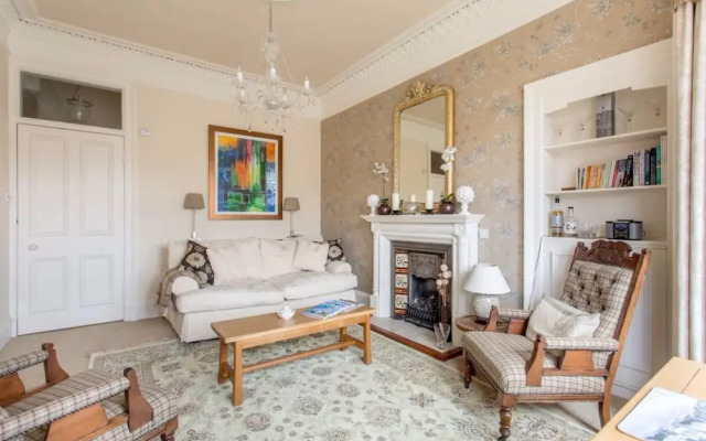 Central 2 Bedroom Flat With Castle View Sleeps 4