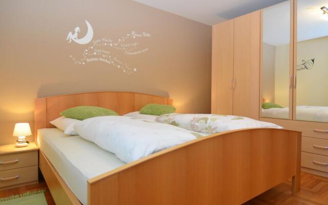 Holiday Flat With Swimming Pool in Prackenbach