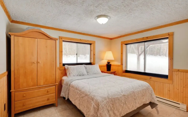 Hike & Ski: Cabin w/ Fireplace in Franconia!