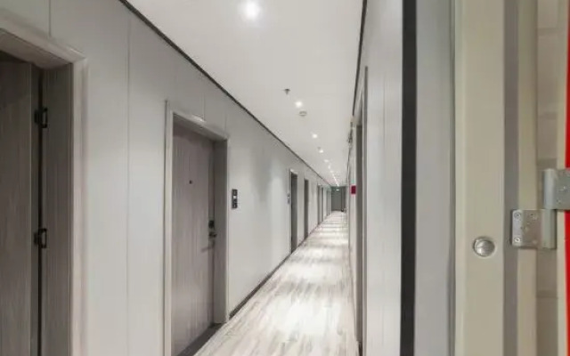 Aoqi Hotel (Xihua Road Caihongqiao Subway Station)