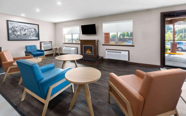 Super 8 by Wyndham Fairmont