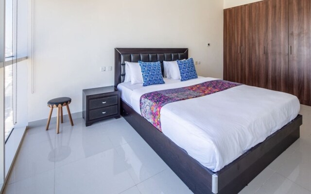 Premier 2BR Apartment in JVC Community - Sleeps 5!