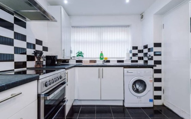 Spacious 4-Bed House Manchester