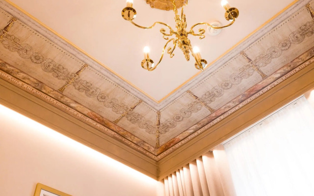 International au Lac Historic Lakeside Hotel
