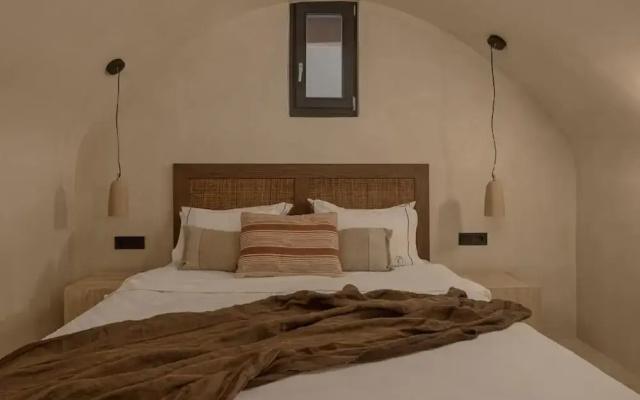 Akri Santorini with heated Jacuzzi