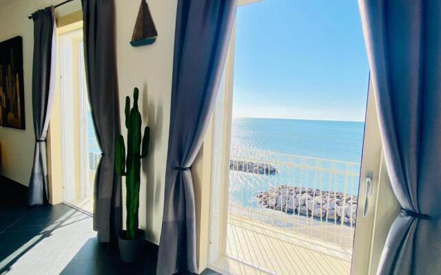 Sea View Apartment 5 mt from the beach