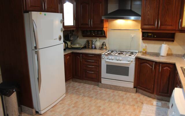 Beautiful 2 BR Apt Quiet & Private