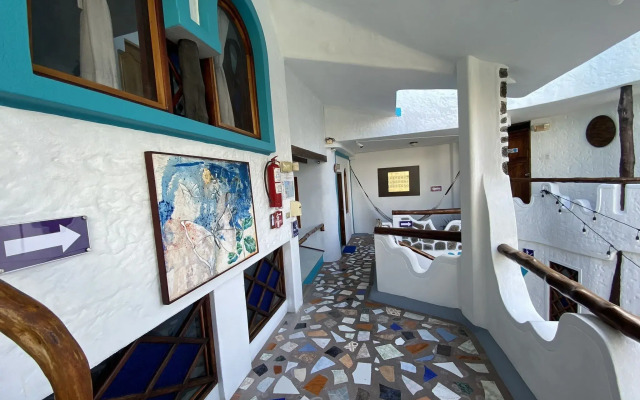 Maidith White Cove Hotel