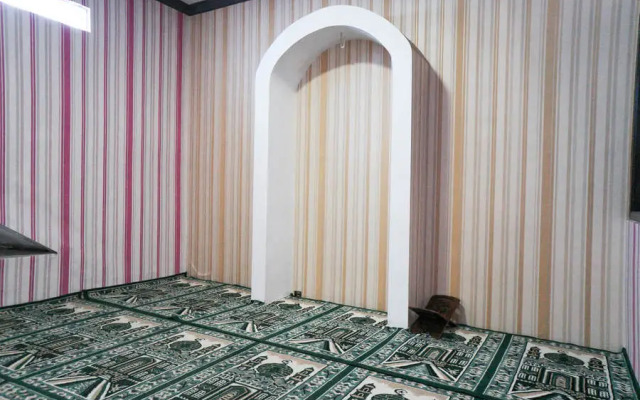 RedDoorz near Alun Alun Batu