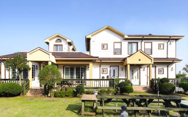 Jeju Between Mountain & Sea Pension