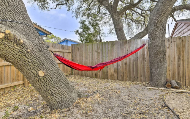 Fire Pit & Grill: Fishing Cottage in Aransas Pass!