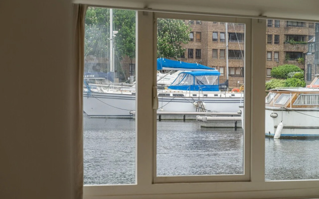 JOIVY Stunning 5-Bed Boathouse On The River Thames