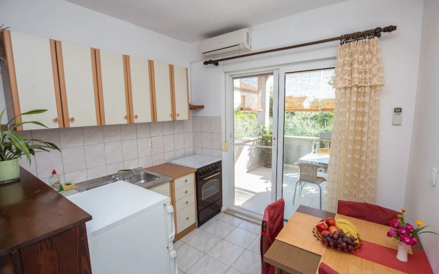 Apartments and Room Thea