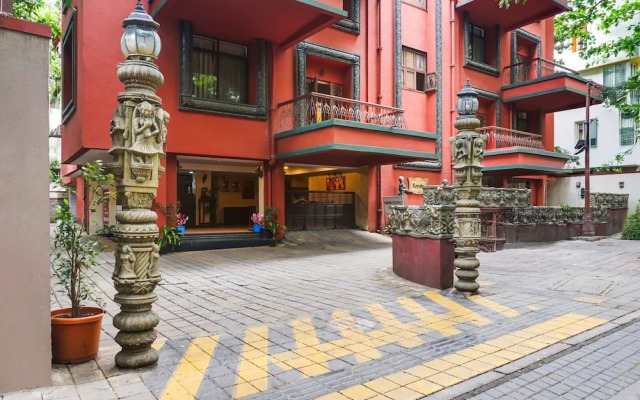 Premium Stays Near Fergusson College