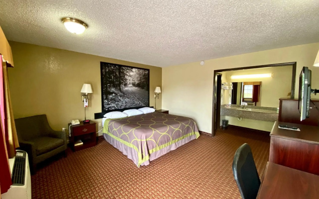 Super 8 by Wyndham Shawnee