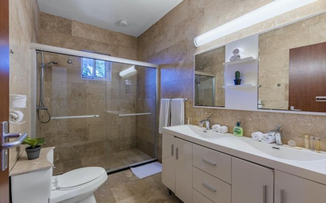 4BR 3BA w Pool Sleeps 10 200m From Eagle Beach