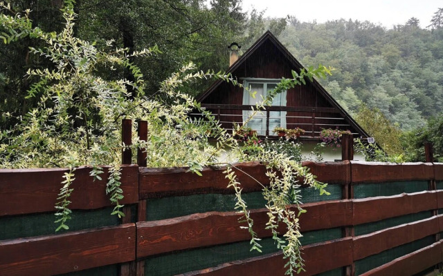 Sunny Wooden House on Creek, 30 Minutes Prague