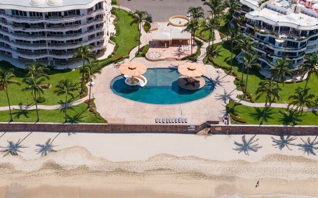 Ocean Front Penthouse Pool Sleeps 8 People