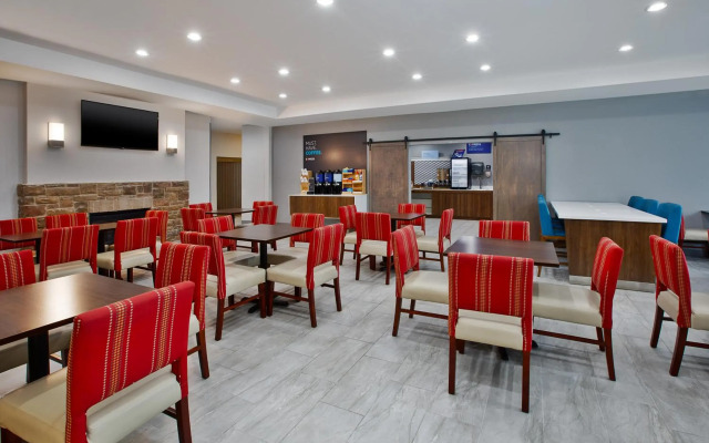 Holiday Inn Express And Suites Milwaukee Nw Park Place by IHG