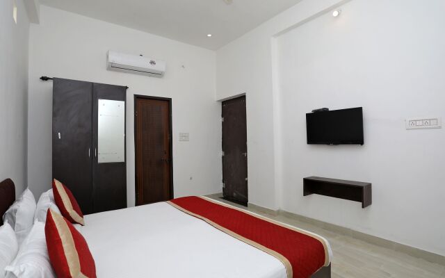 OYO 10682 Hotel Blue Lotus