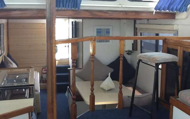 Boyds Bay Houseboat Holidays