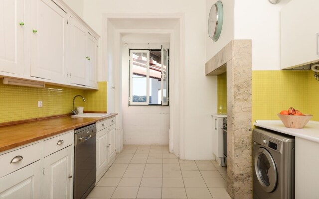 Bright Apartment with River View