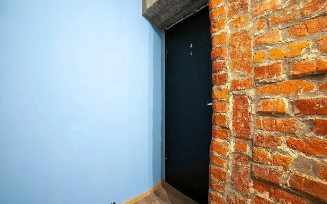 Диван и чемодан на улице Сибиряков-Гвардейцев