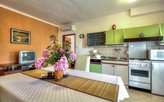 Stunning Home in Porec With Wifi and 2 Bedrooms