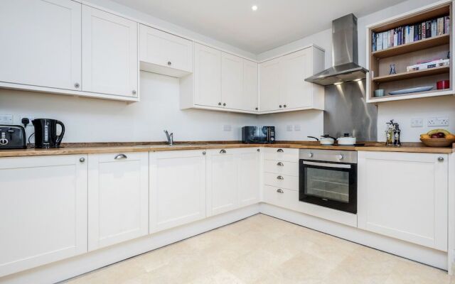 Real - Queens Serviced Apartments