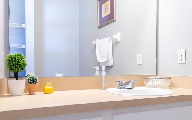 Beautiful Townhome Near Theme Parks