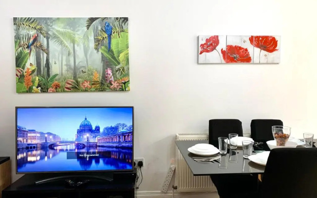 London 4 Bedrooms 3 Bathrooms with Garden House