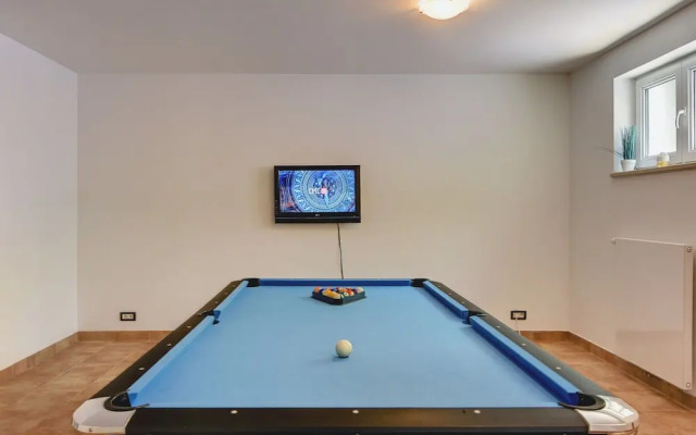 Modern Villa in Pula With Pool and Parking
