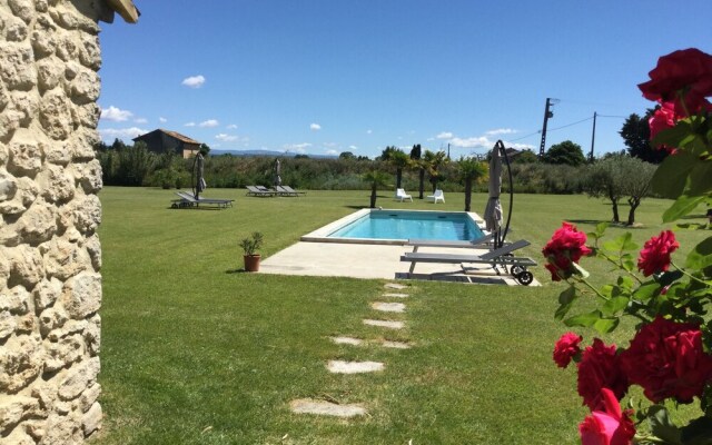 Mas en pierres dans le Luberon